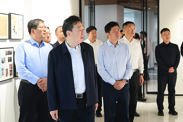 任刚市长视察青岛耶胡迪梅纽因学校