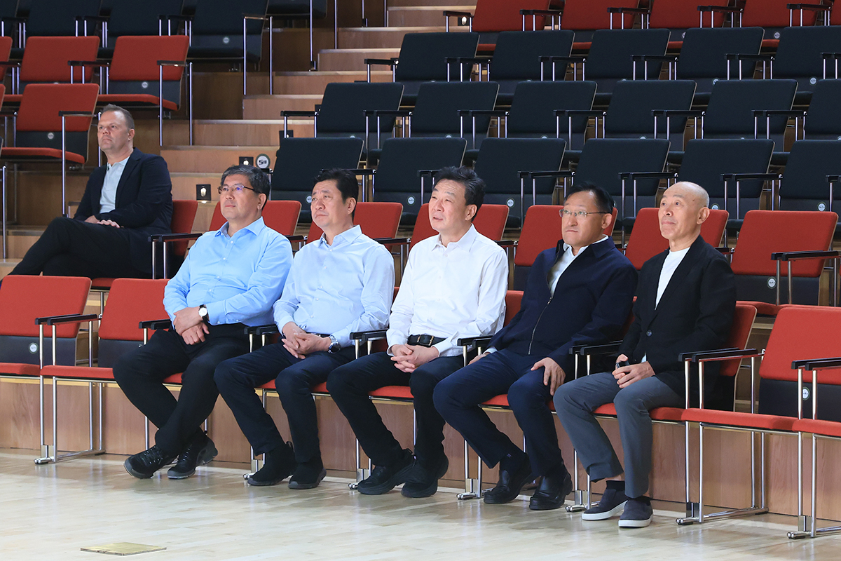 任刚市长视察青岛耶胡迪梅纽因学校 任刚市长视察青岛耶胡迪梅纽因学校